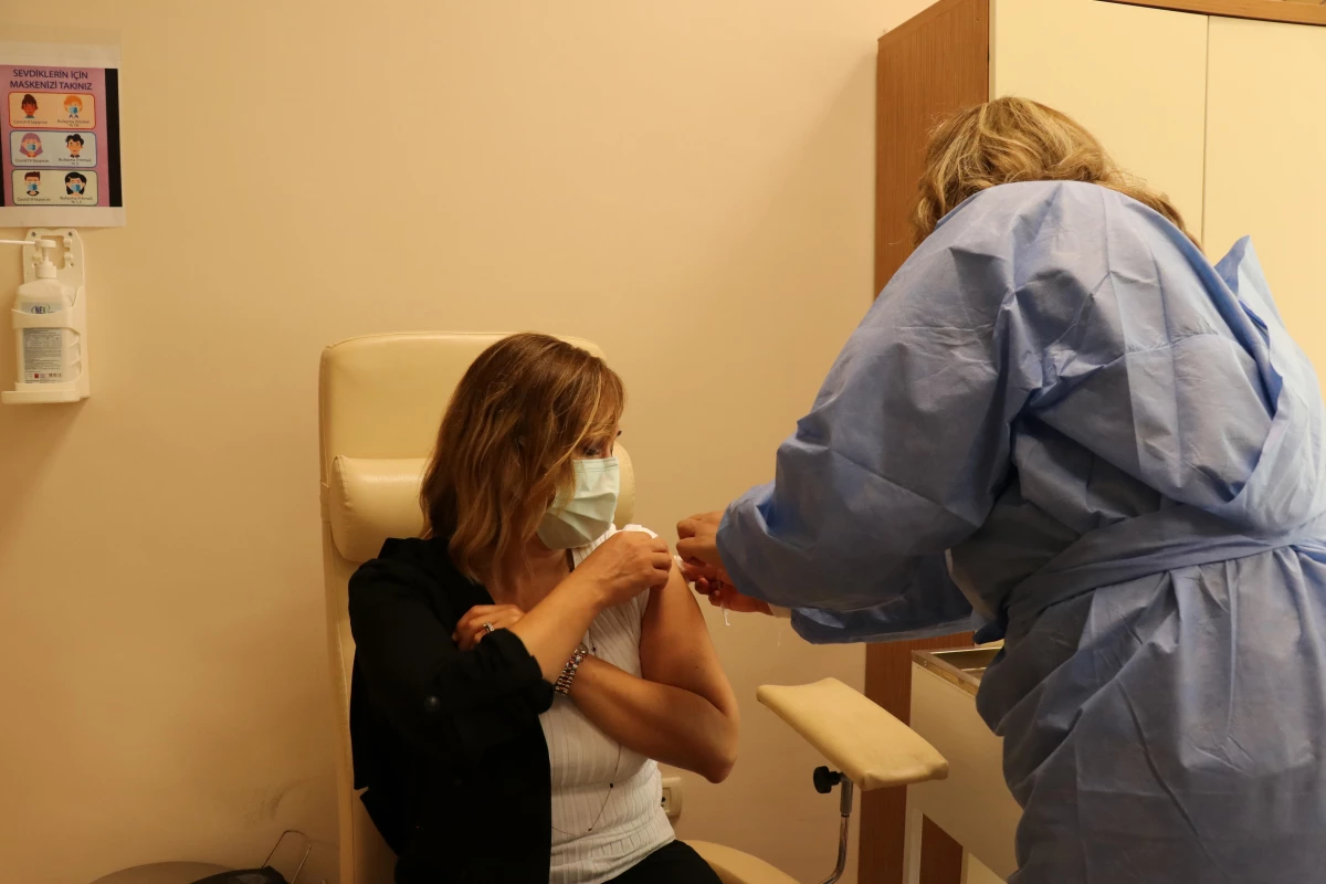 Samsun Adliyesi\'nde sırası gelenlere Kovid-19 aşısı yapılıyor