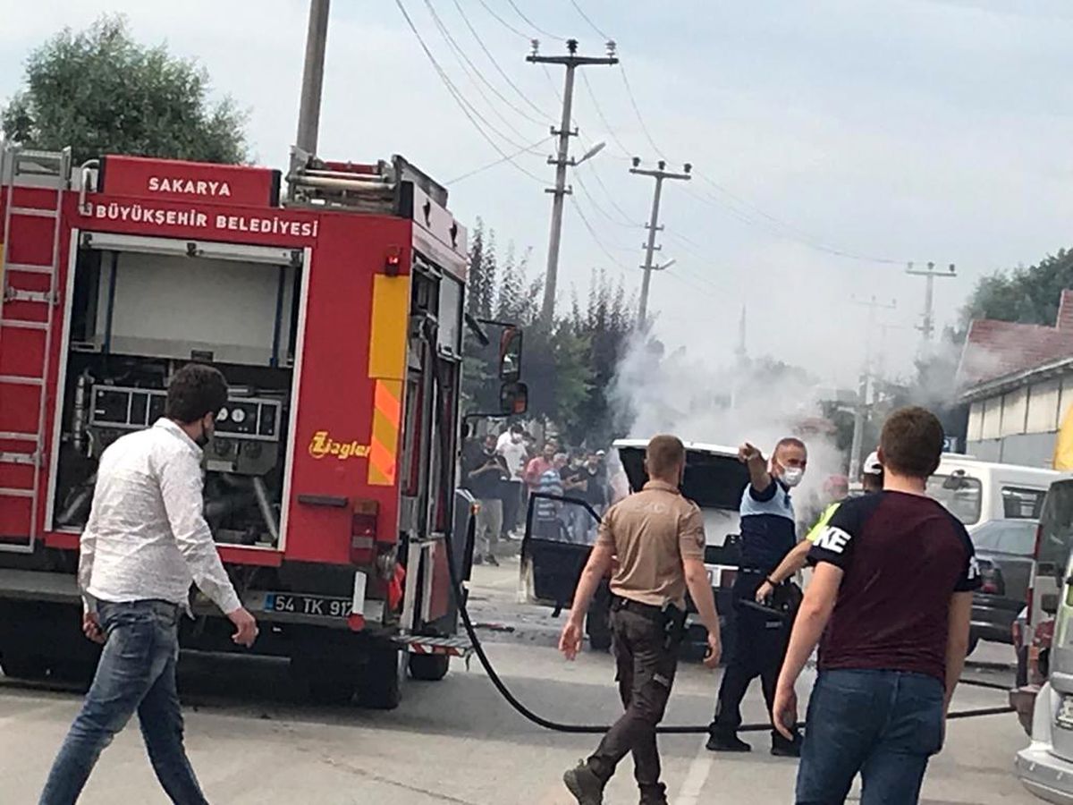 Seyir halindeki otomobil alev aldı