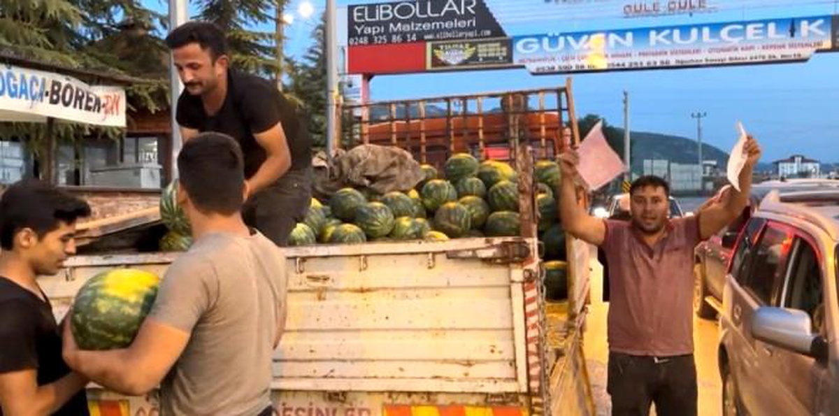 Son dakika haberi: Seyyar karpuzcu cezaya sinirlenip karpuzu bedava dağıttı