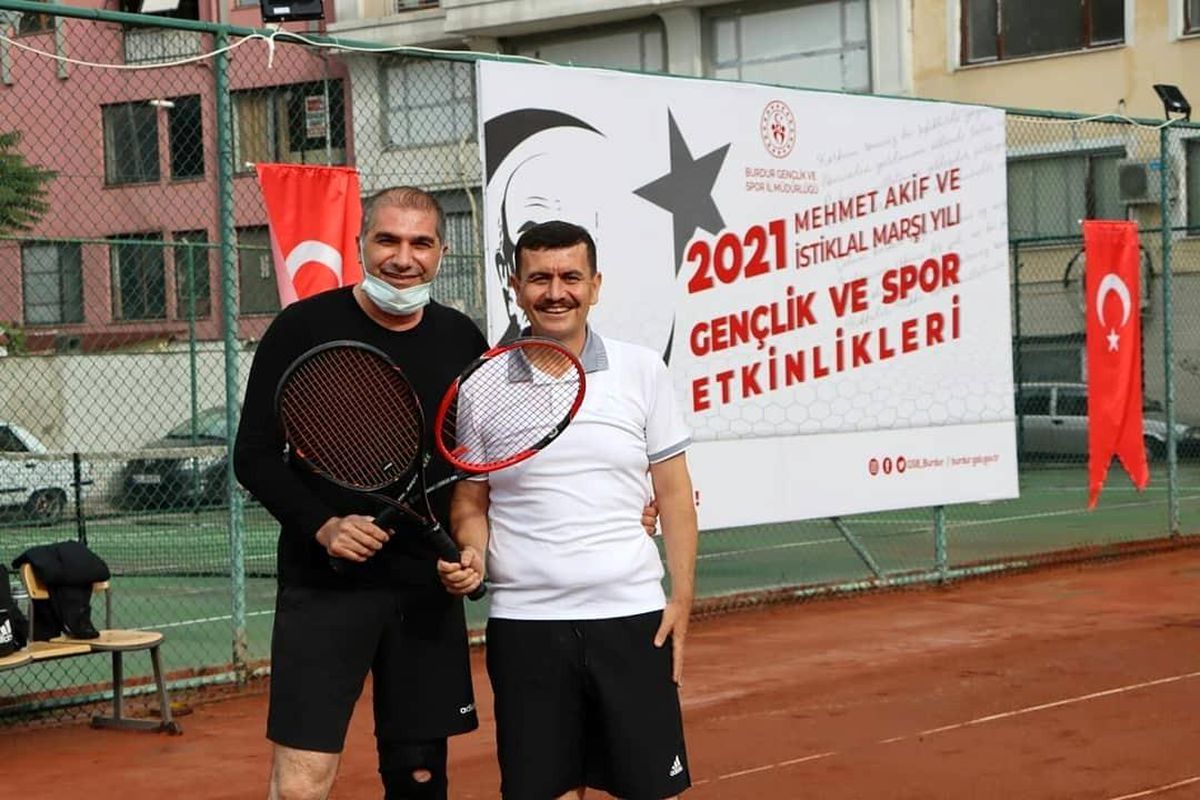 Tenis Turnuvası Vali Arslantaş\'ın açılış maçıyla başladı