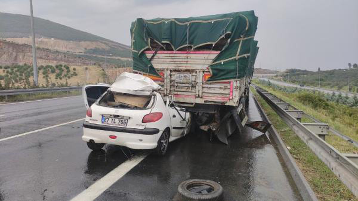Son dakika haber... TIR\'a arkadan çarpan otomobilin sürücüsü öldü