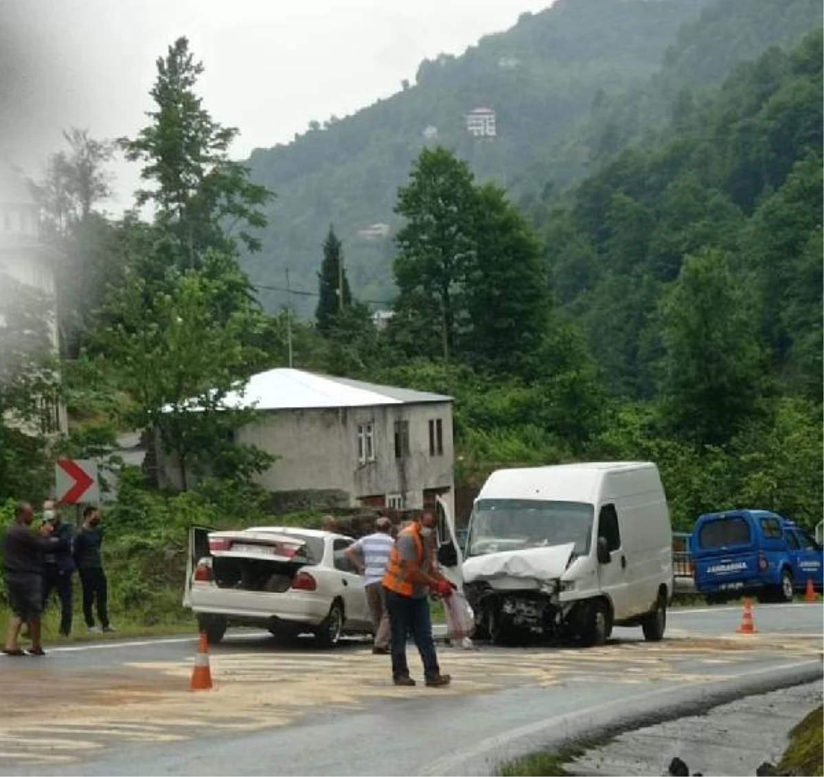 Son dakika haber... Trabzon\'da minibüsle çarpışan otomobildeki öğretmen öldü