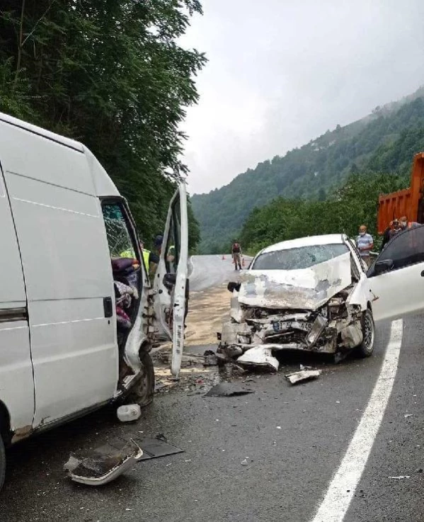 Son dakika haber... Trabzon'da minibüsle çarpışan otomobildeki öğretmen öldü