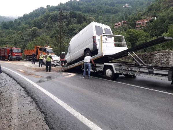 Son dakika haber... Trabzon'da minibüsle çarpışan otomobildeki öğretmen öldü