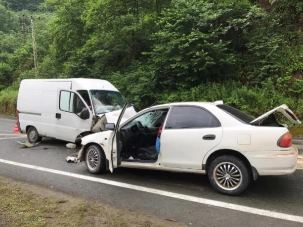 Son dakika haber... Trabzon'da minibüsle çarpışan otomobildeki öğretmen öldü