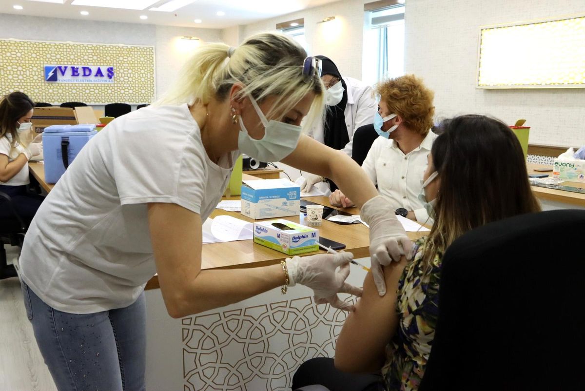 VEDAŞ personeli covid-19 aşısı oldu