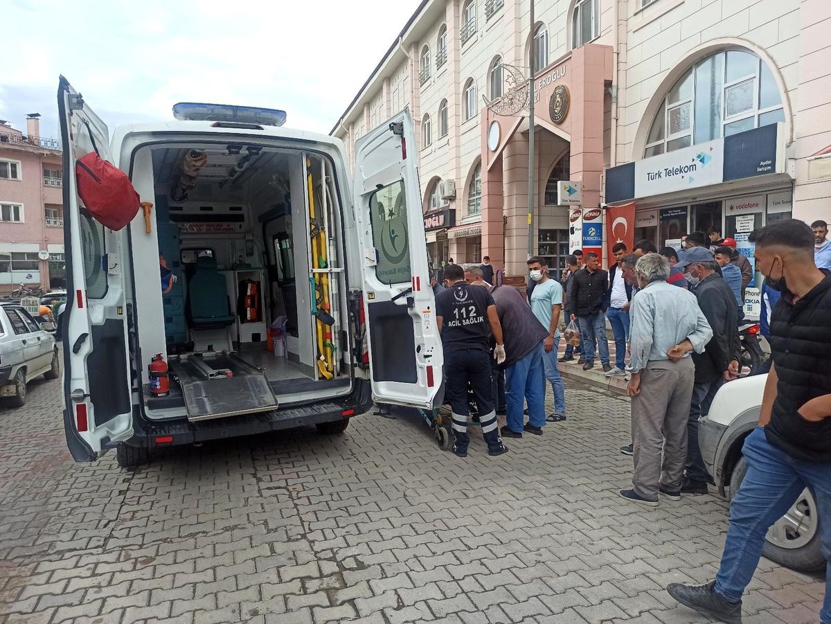 Yaşlı adam bir anda yere yığıldı, çevredeki vatandaşlar seferber oldu