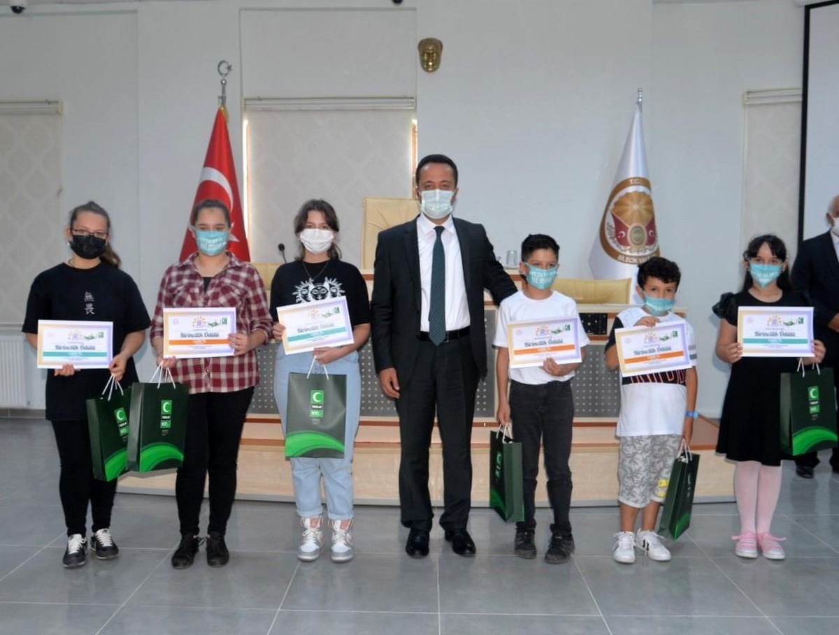 Yeşilay yetenek yarışmasında dereceye giren öğrencilere başarı belgeleri verildi