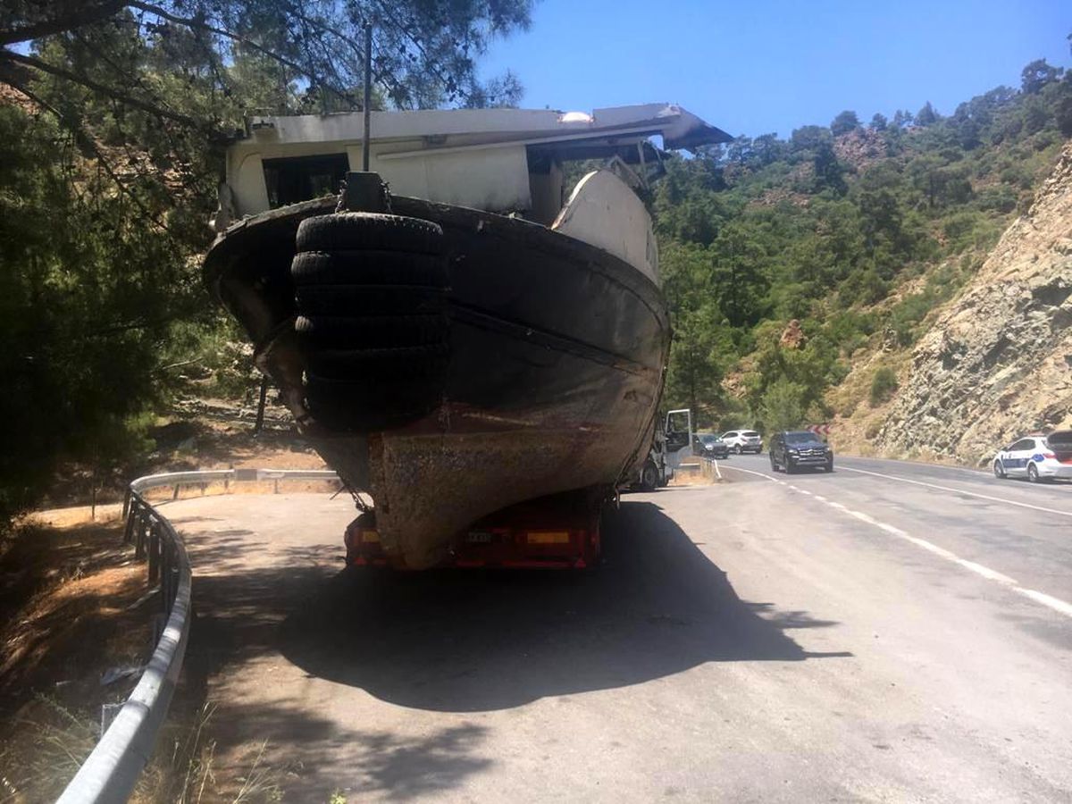 Son dakika: Yolda kalan tekne yüklü çekiciye polisler yardım etti