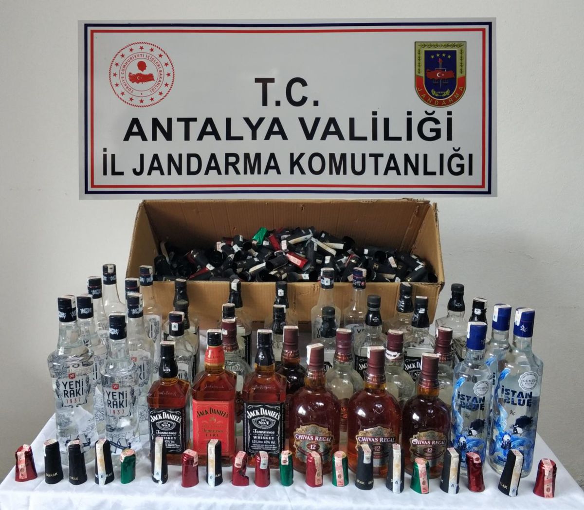Antalya\'da markette sahte içki satan kişi yakalandı