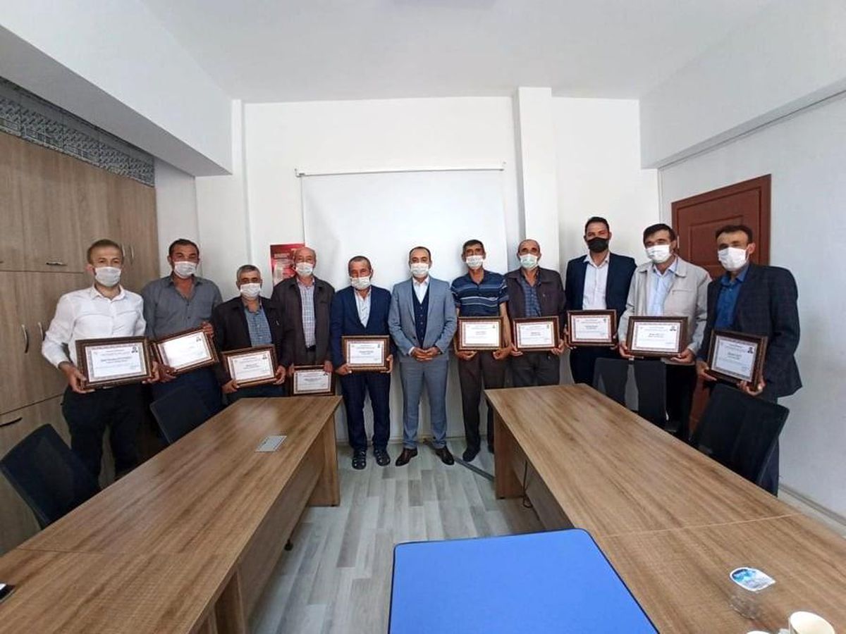 Aslanapa\'da muhtarlara teşekkür belgesi