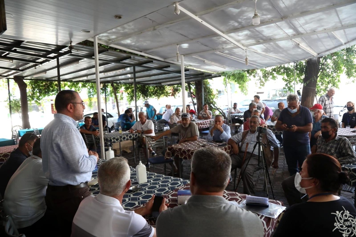 Aydın Büyükşehir bürokratları \'Büyükşehir Sahada\' projesi kapsamında vatandaşları dinliyor