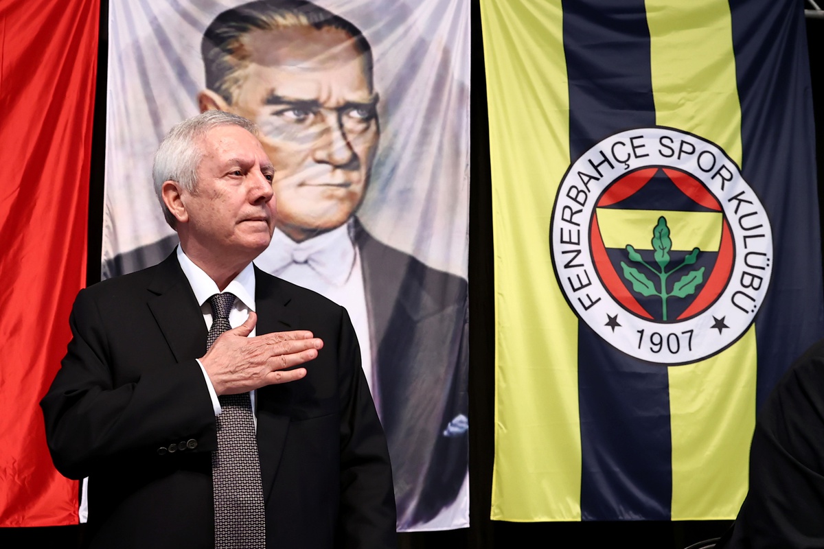 Aziz Yıldırım: "Seni bu seyirciyle göndereceğim. Ali Koç sen Koç\'luğunu bil. Bundan sonra sahnedeyim haberin olsun."