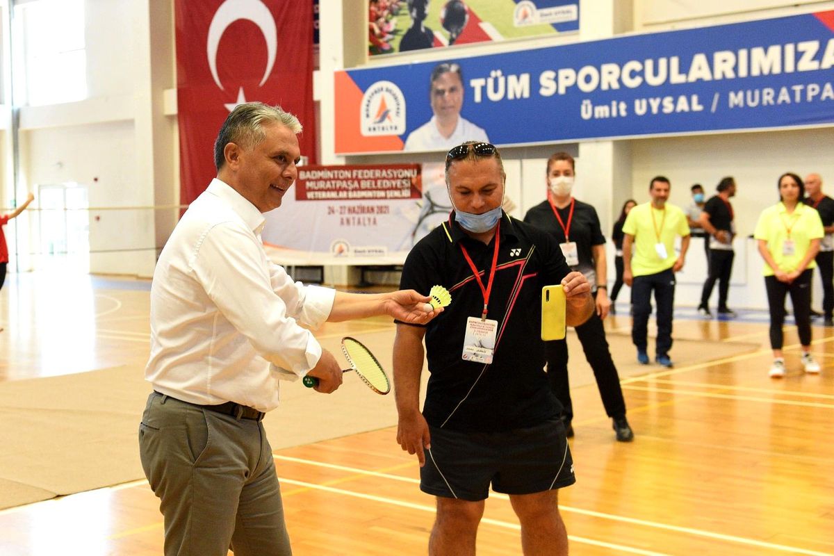 Badminton şenliği açılış vuruşu Başkan Uysal\'dan