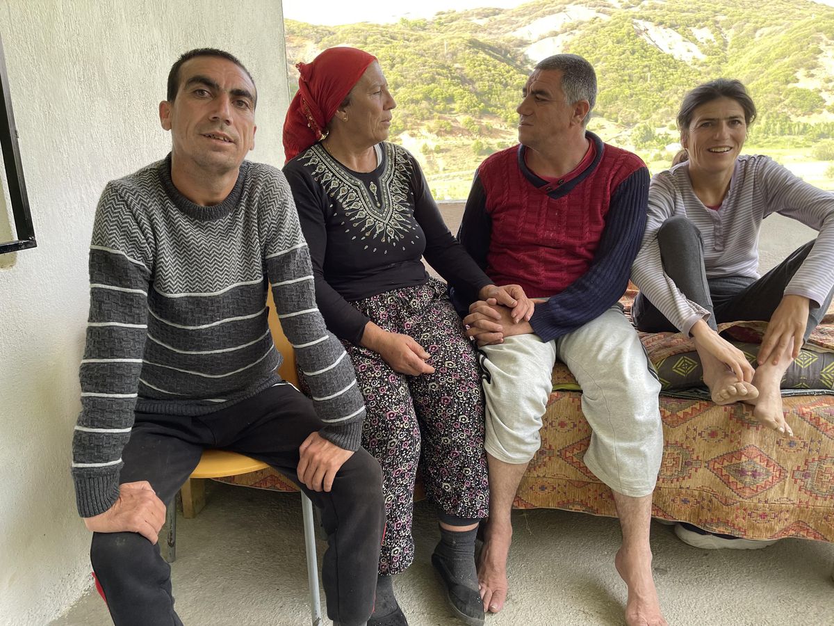 Bingöl\'de ömrünü 3 engelli çocuğuna adayan "Altın" anne