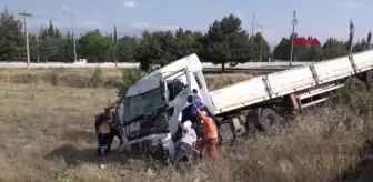 BURDUR KAZADA TIR ŞOFÖRÜ KABİNİNDE SIKIŞTI; EKİPLER SEFERBER OLDU