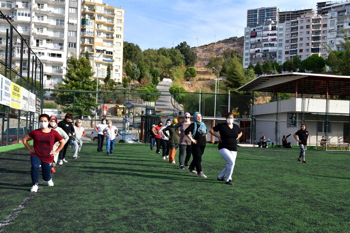 Çiğli\'de kadınlar sabah sporunda buluşuyor