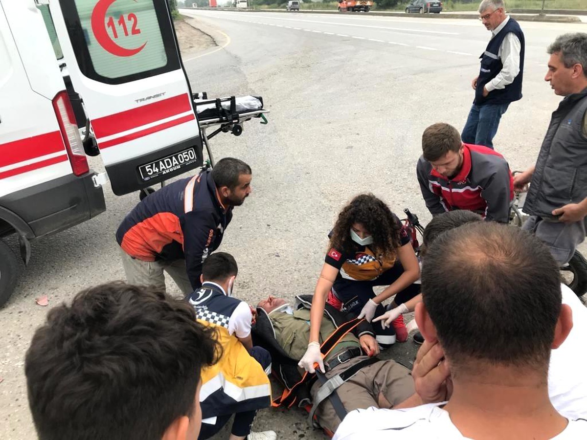 D100 karayolunda kamyonet ile motosiklet çarpıştı: 1 yaralı