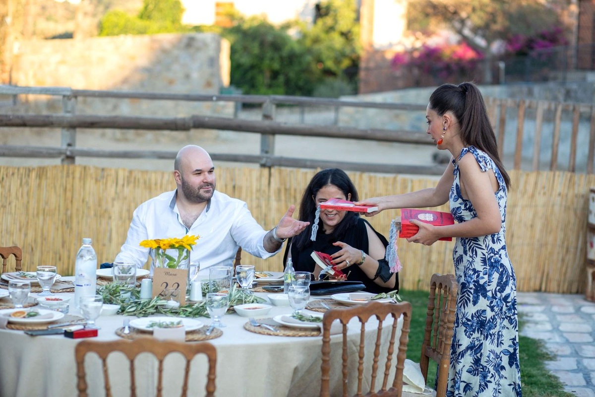 Davetlilere nikah şekeri yerine kitap hediye edildi