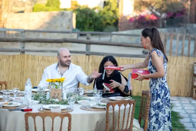 Davetlilere nikah şekeri yerine kitap hediye edildi