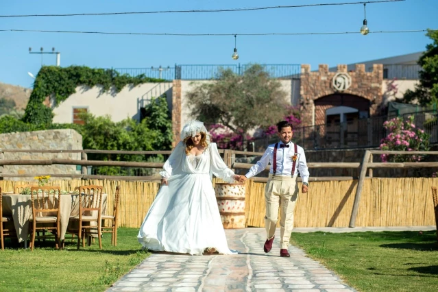 Davetlilere nikah şekeri yerine kitap hediye edildi