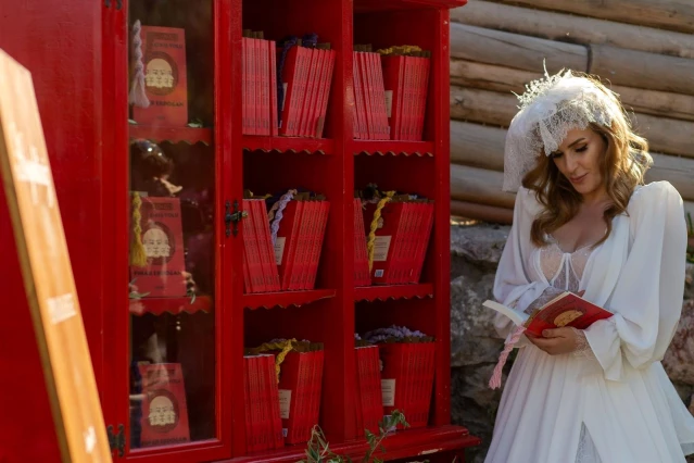 Davetlilere nikah şekeri yerine kitap hediye edildi