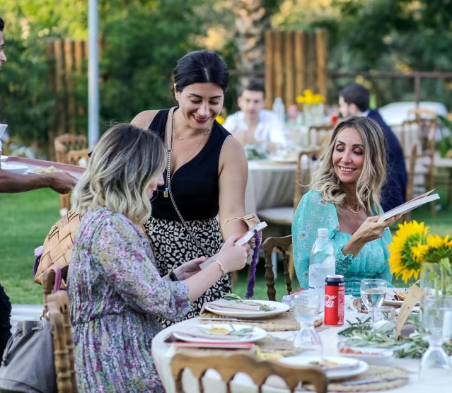 Davetlilere nikah şekeri yerine kitap hediye edildi