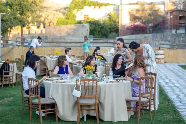 Davetlilere nikah şekeri yerine kitap hediye edildi