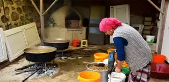 Dutları matkapla ezerek pekmez yapıyor