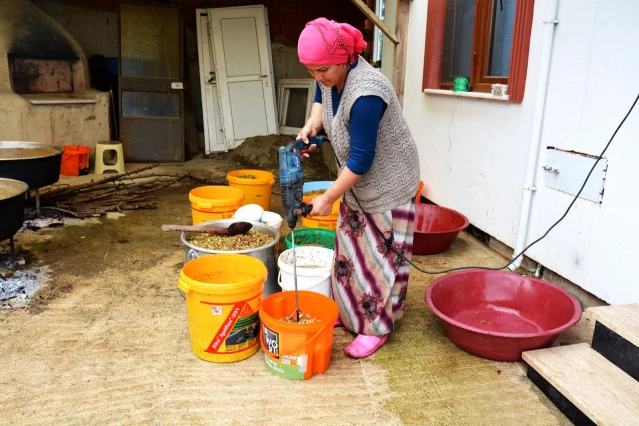 Dutları matkapla ezerek pekmez yapıyor