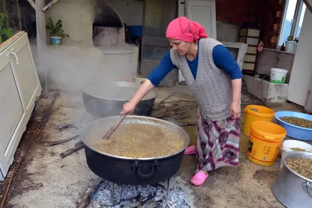 Dutları matkapla ezerek pekmez yapıyor