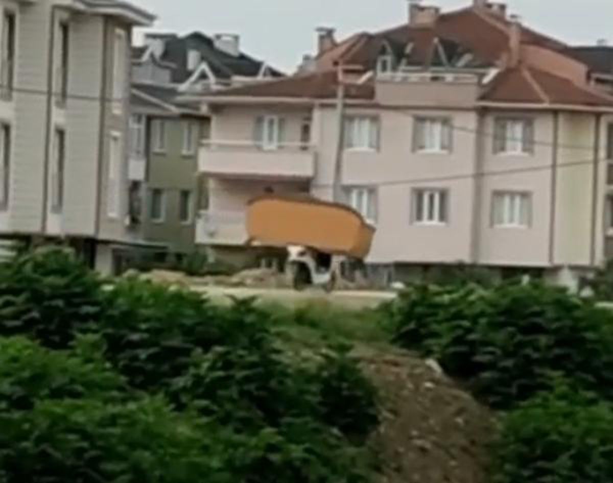 Elektrikli bisikletle koltuk taşıdı