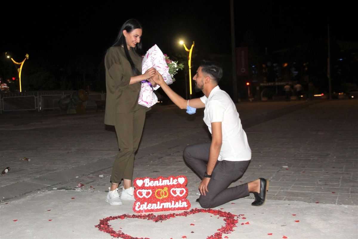 Erzincan\'da genç adamdan kız arkadaşına meydanda sürpriz evlilik teklifi