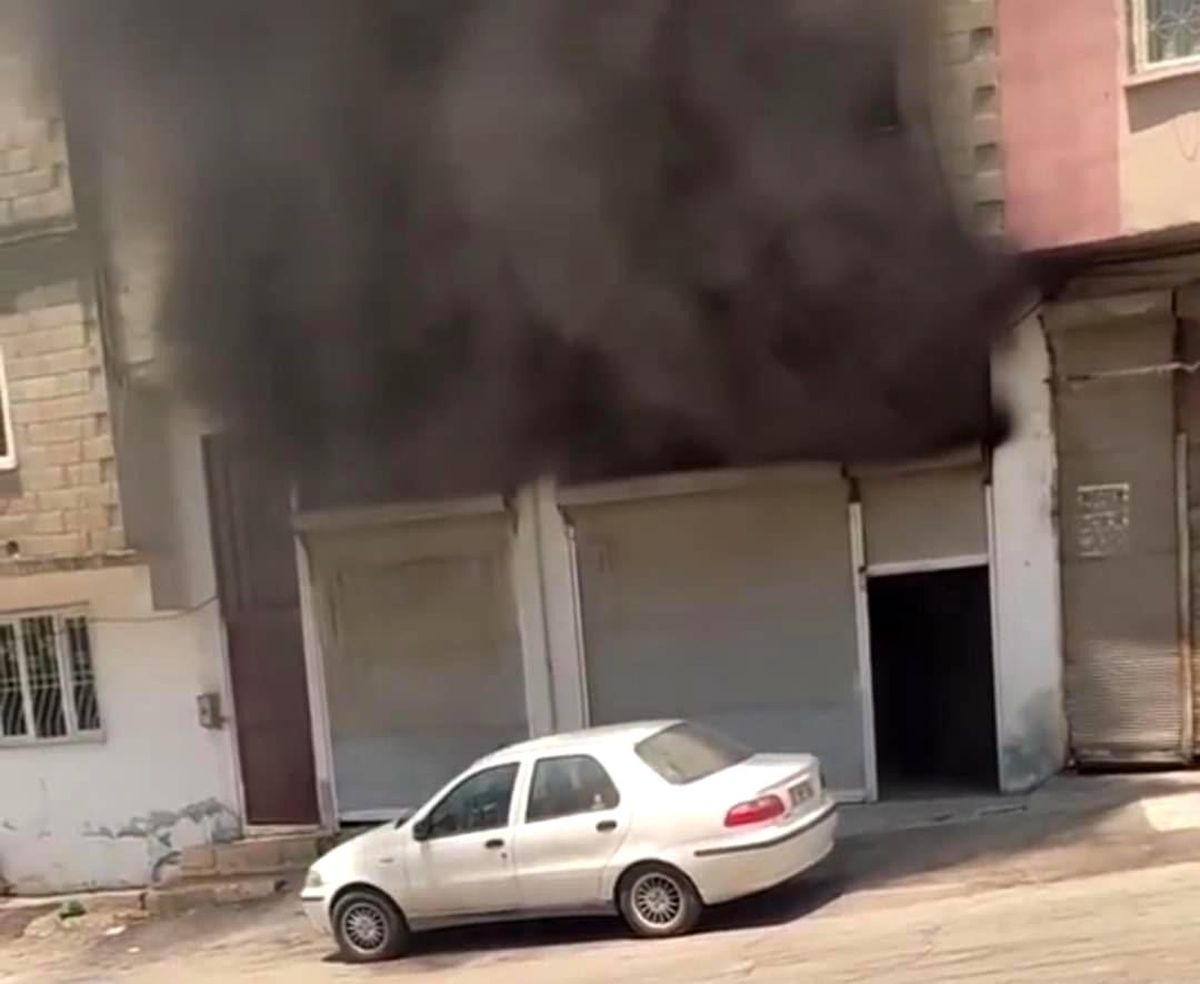 Garajda çıkan yangın iki aracı kül etti