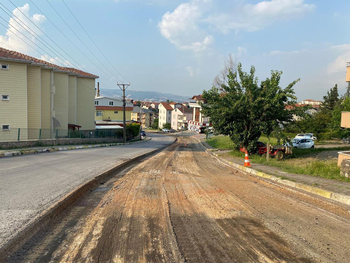 Gölcük Anafartalar Caddesi\'nde üstyapı yenileniyor