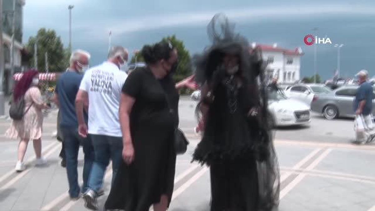 Görenler Bülent Ersoy sandı, fotoğraf çektirmek için sıraya girdiler