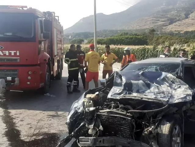 Hatay'da otomobil ile minibüs kafa kafaya çarpıştı: 3 yaralı Hatay'da otomobil ile minibüs kafa kafaya çarpıştı: 3 yaralı