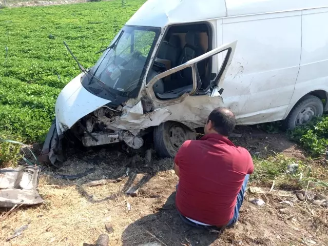 Hatay'da otomobil ile minibüs kafa kafaya çarpıştı: 3 yaralı Hatay'da otomobil ile minibüs kafa kafaya çarpıştı: 3 yaralı