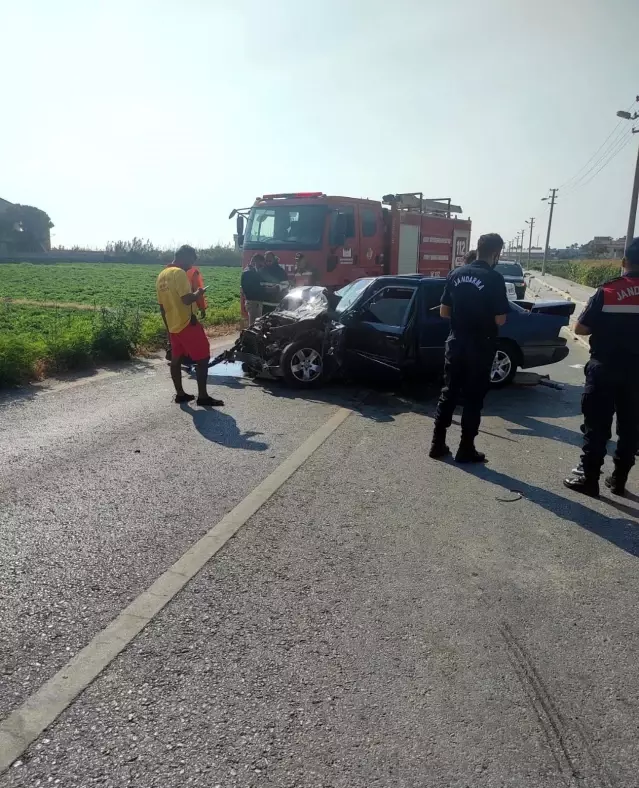 Hatay'da otomobil ile minibüs kafa kafaya çarpıştı: 3 yaralı Hatay'da otomobil ile minibüs kafa kafaya çarpıştı: 3 yaralı