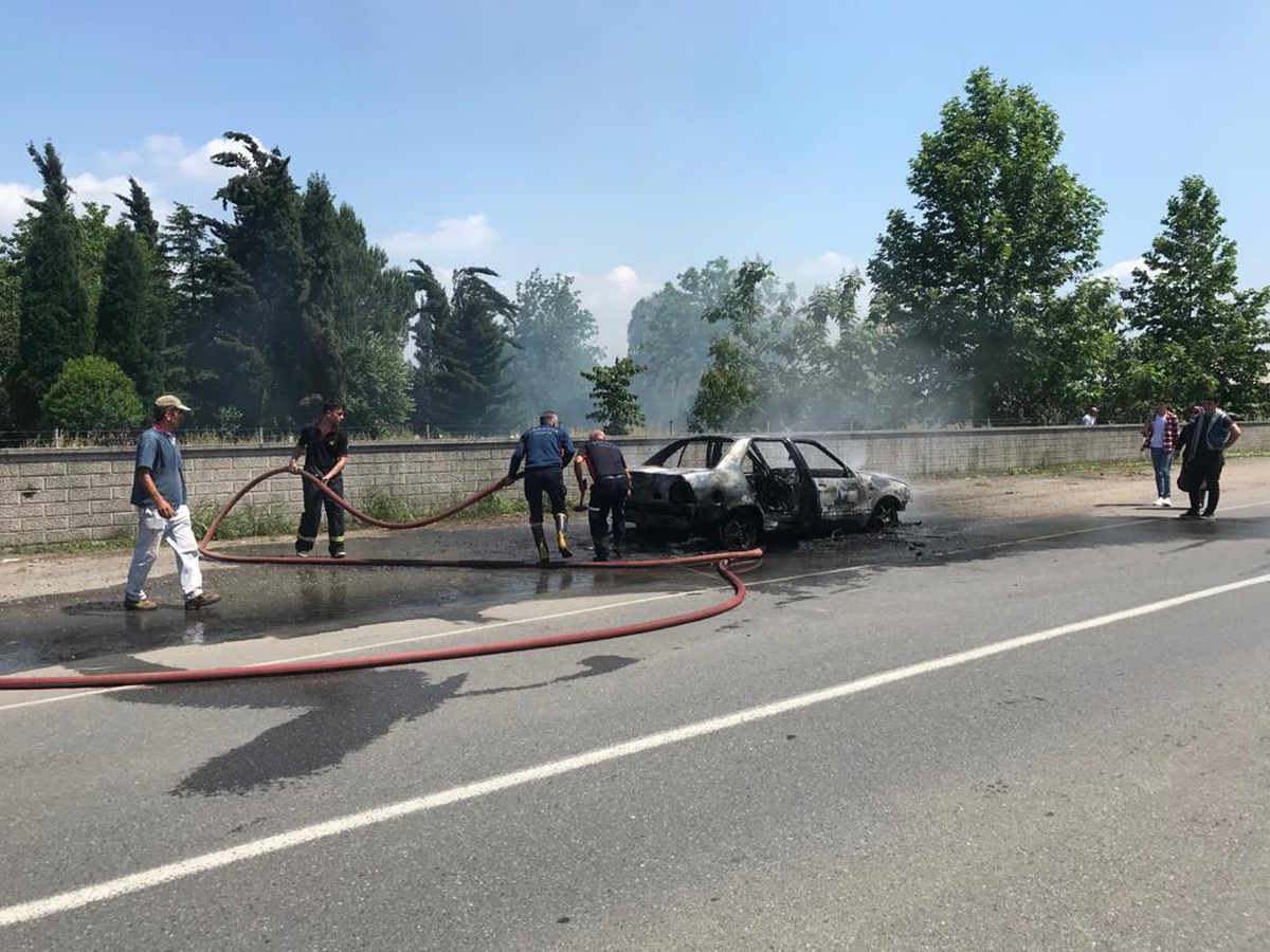Hendek\'te seyir halindeyken yanan otomobil kullanılamaz hale geldi