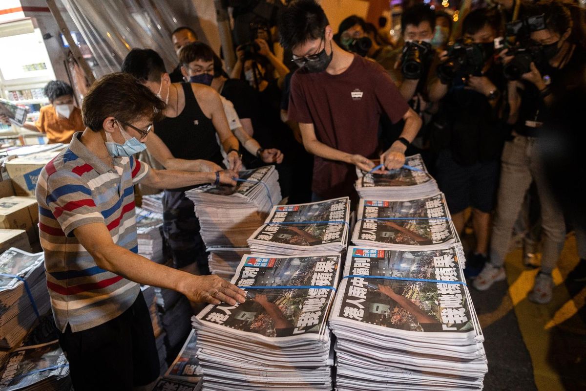 Hong Kong\'da muhalif Apple Daily gazetesi kapatıldı