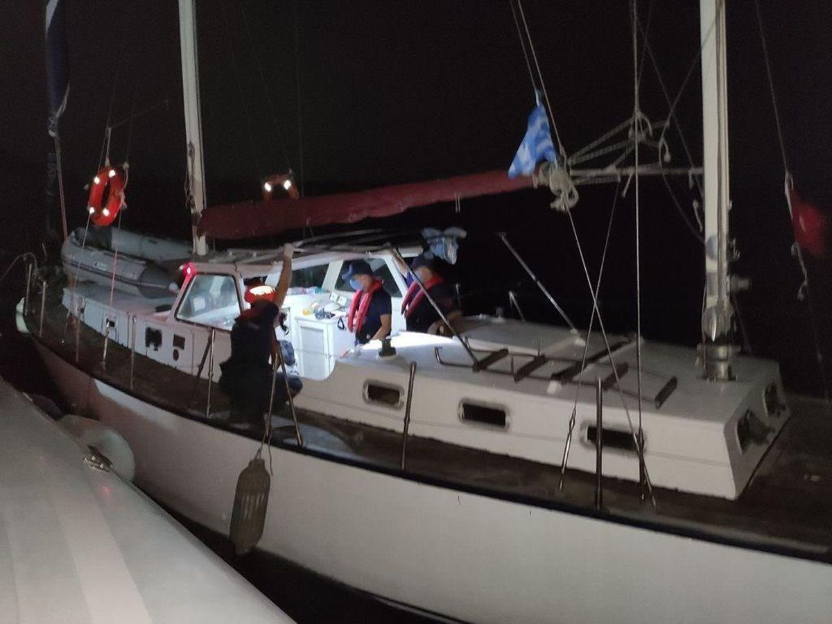 Son dakika haberi... İzmir\'de yelkenli tekneyle yurt dışına çıkmaya çalışan 44 sığınmacı yakalandı, 2 kişi gözaltına alındı