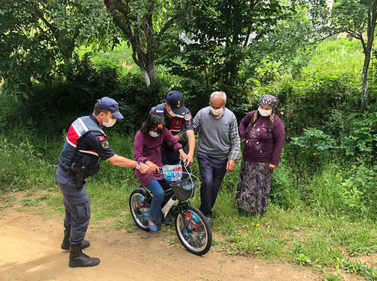 Jandarma, devriye sırasında kendilerine meyve ikram eden çocuğa bisiklet aldı