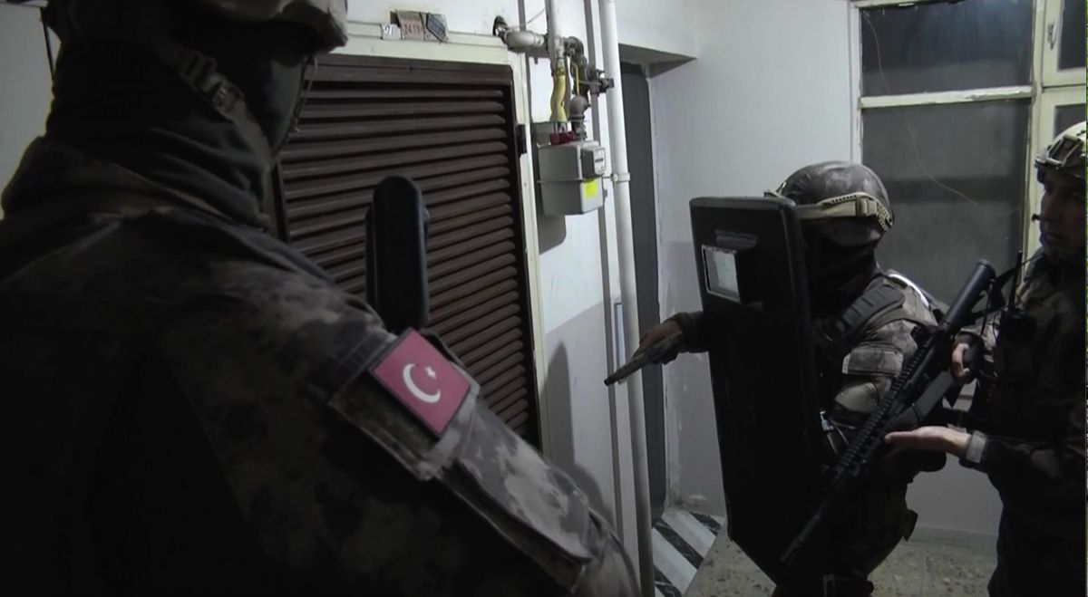 Son dakika haberi... Kahramanmaraş merkezli 3 ilde düzenlenen sahte altın operasyonunda yakalanan 19 şüpheliden 8\'i tutuklandı