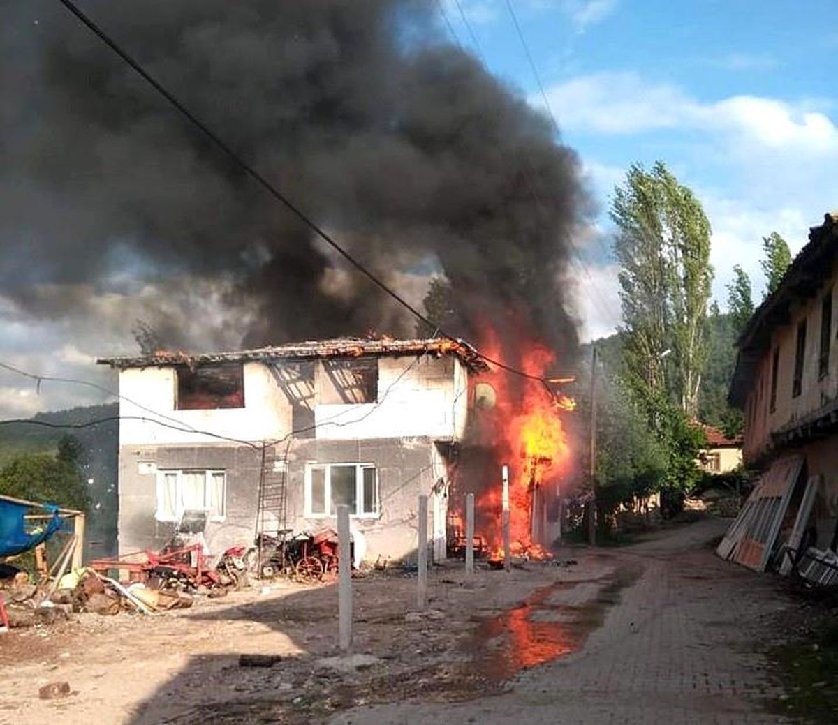 Kaymakamlık, evleri yanan 11 kişilik aile için yardım kampanyası başlattı