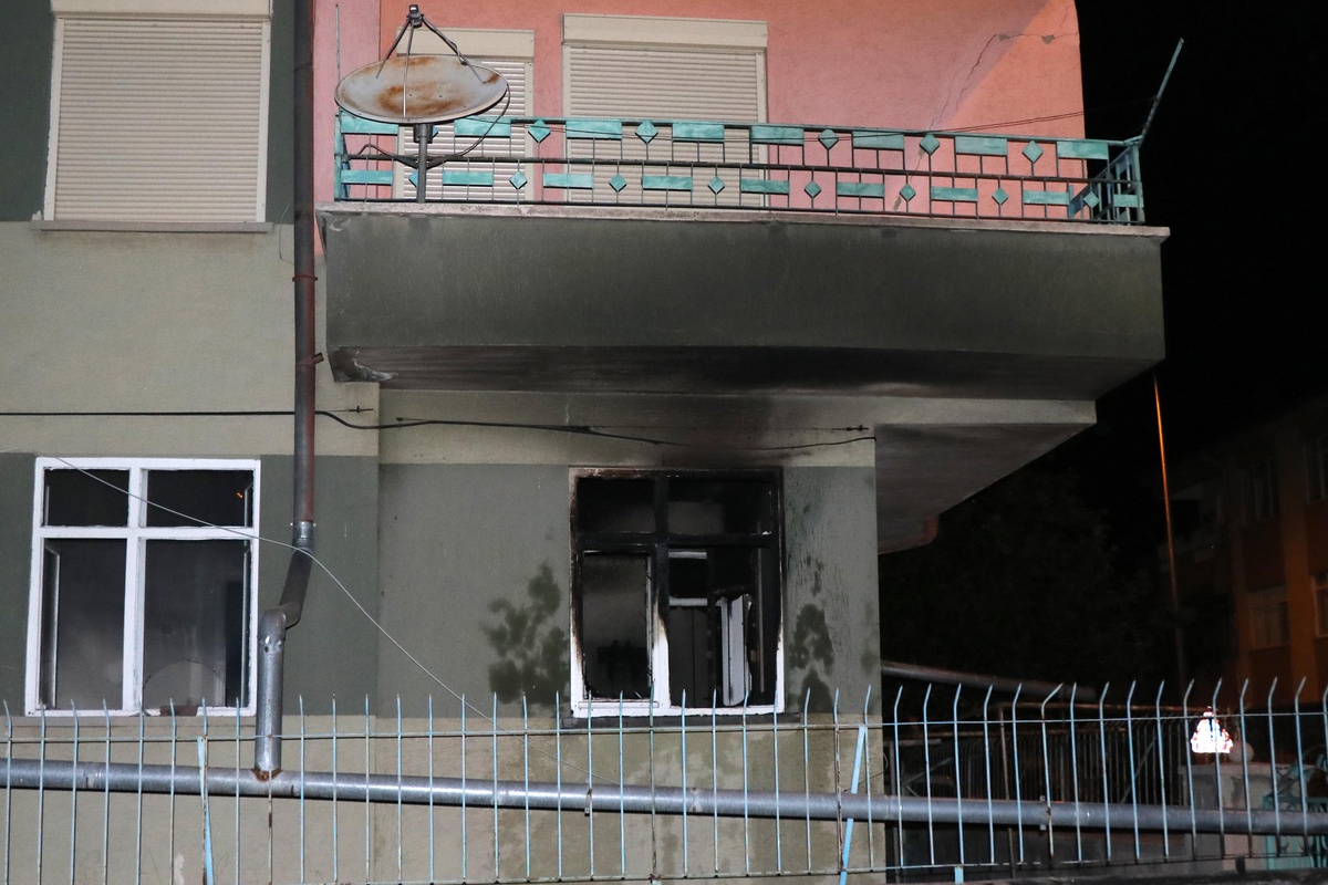 Kayseri\'de apartmanın zemin katında çıkan yangın hasara neden oldu