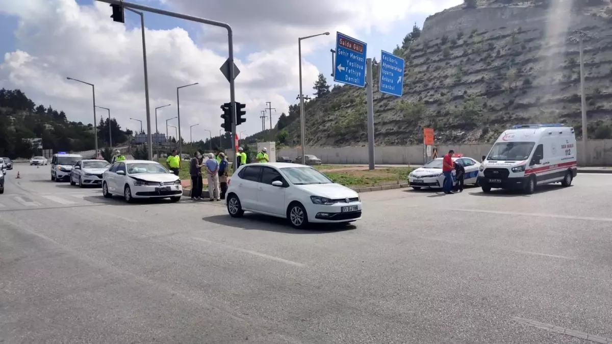 Kırmızı ışıkta bekleyen araca arkadan çarptı: 3 yaralı