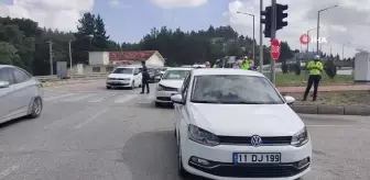 Kırmızı ışıkta bekleyen araca arkadan çarptı; 3 yaralı