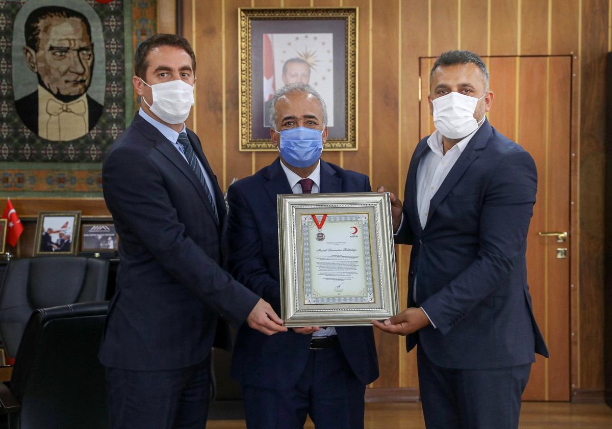 Kızılay\'dan Atatürk Üniversitesine platin madalya