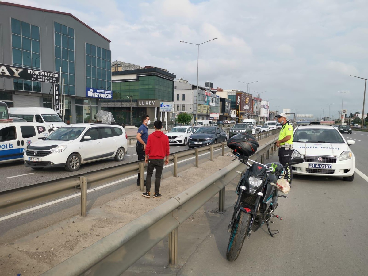 Kocaeli\'de otomobilin çarptığı motosiklet sürücüsü yaralandı